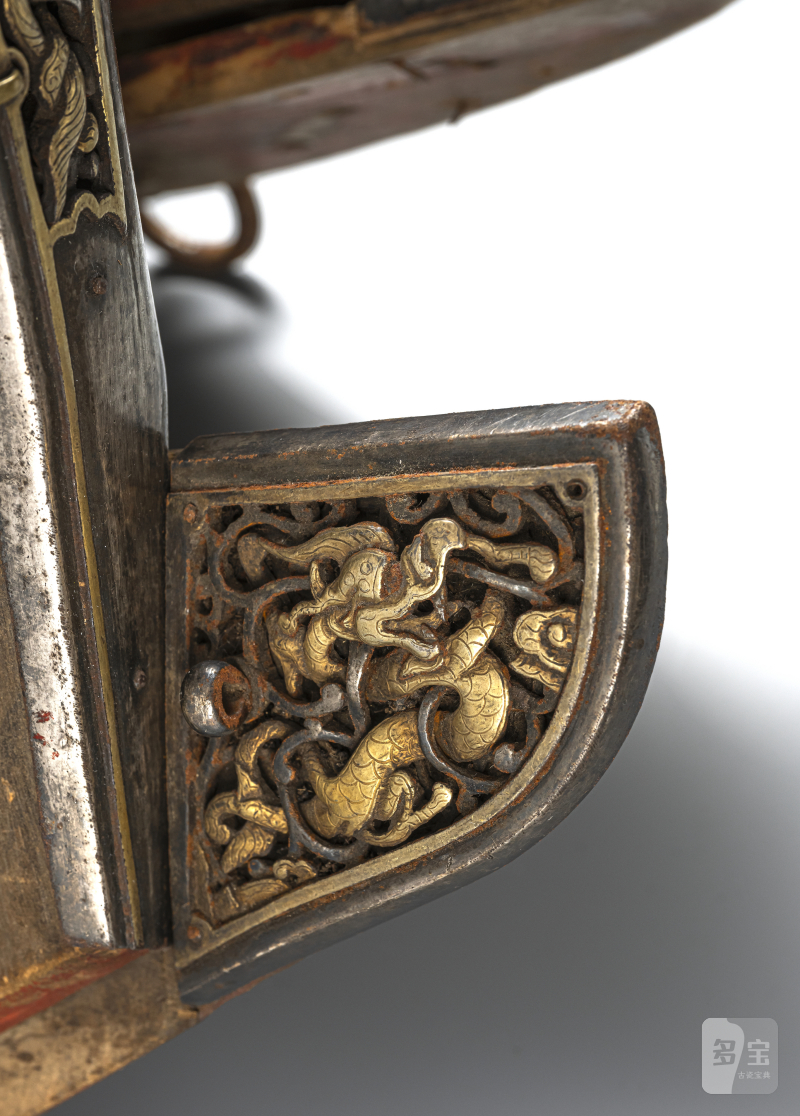 A RARE PARCEL GILT-IRON AND WOOD SADDLE WITH MOVABLE DERGE FITTINGS - 图4